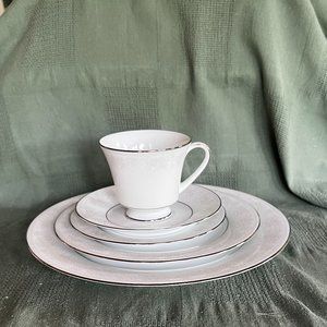 5 Piece Place Setting of Noratake Fine China, Pattern: Misty